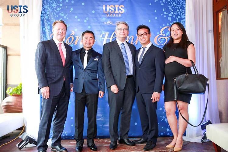 Mr. Chris Loc Dao (CEO of USIS Group) and strategic partners: Mr. Gregg Hayden (General Manager of NYCRC), Lawyer David Hirson, Lawyer Phương Lê and Lawyer An Nguyen